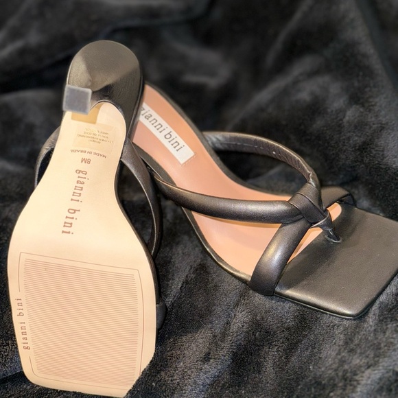 Gianni Bini Black Square Toe Sandals with V-Strap - Picture 10 of 11